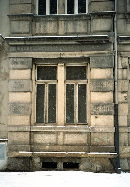 Dresden-Pieschen, Robert-Matzke-Str. 41, 4.2.2001 (1).jpg.jpg - Gelegenheitskäufe: Schränke, Sofas, Bettstellen, Spiegel - ..., Chaiselongue, Matratzen, Stühle